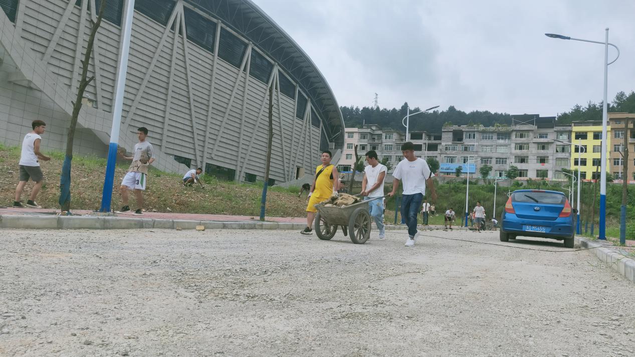 建筑工程学院毕业班学生为学校作贡献(图3)